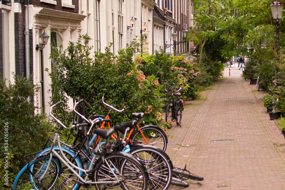 Calle peatonal singente y con bicicletas aparcadas en amsterdam, países bajos, holanda Calle peatonal singente y con bicicletas aparcadas en amsterdam, países bajos, holanda