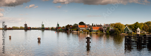 Panorámica de los molinos de viento típicos holandeses en al ribera del río Zaan, países bajos