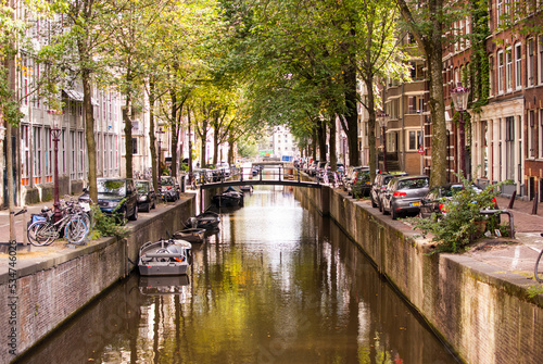canal humilde y estrecho con puente pequeño en amsterdam, paises bajos © Carlos