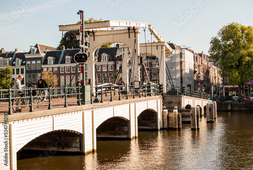 Puente Delgado  puente de madera blanca sobre río Ámstel en  amsterdam, paises bajos, holanda photo
