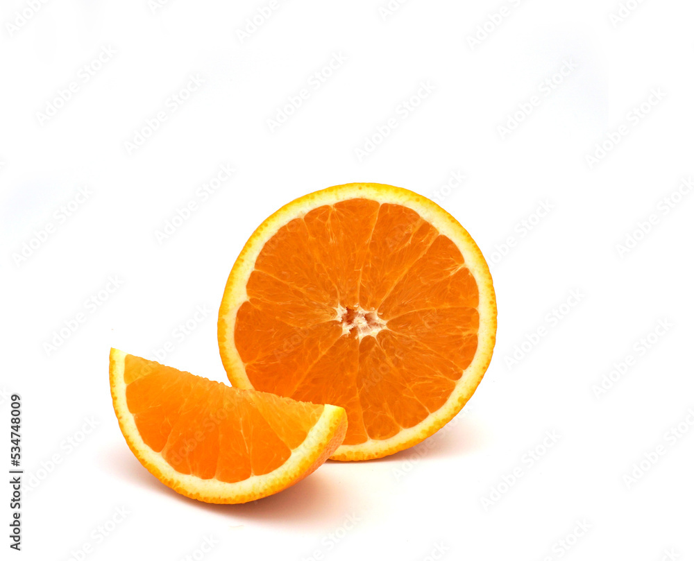 Demi orange tranchée de face avec un quartier isolée sur fond blanc Demi orange tranchée de face avec un quartier isolée sur fond blanc