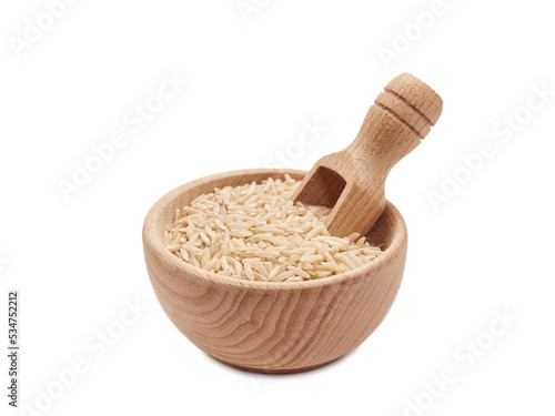Ryż brązowy w drewnianej misce izolowane na białym tle
