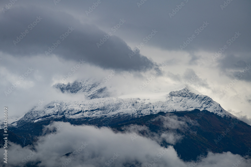 Fototapeta premium Snow in the mountains - Alaska (Thompson pass)