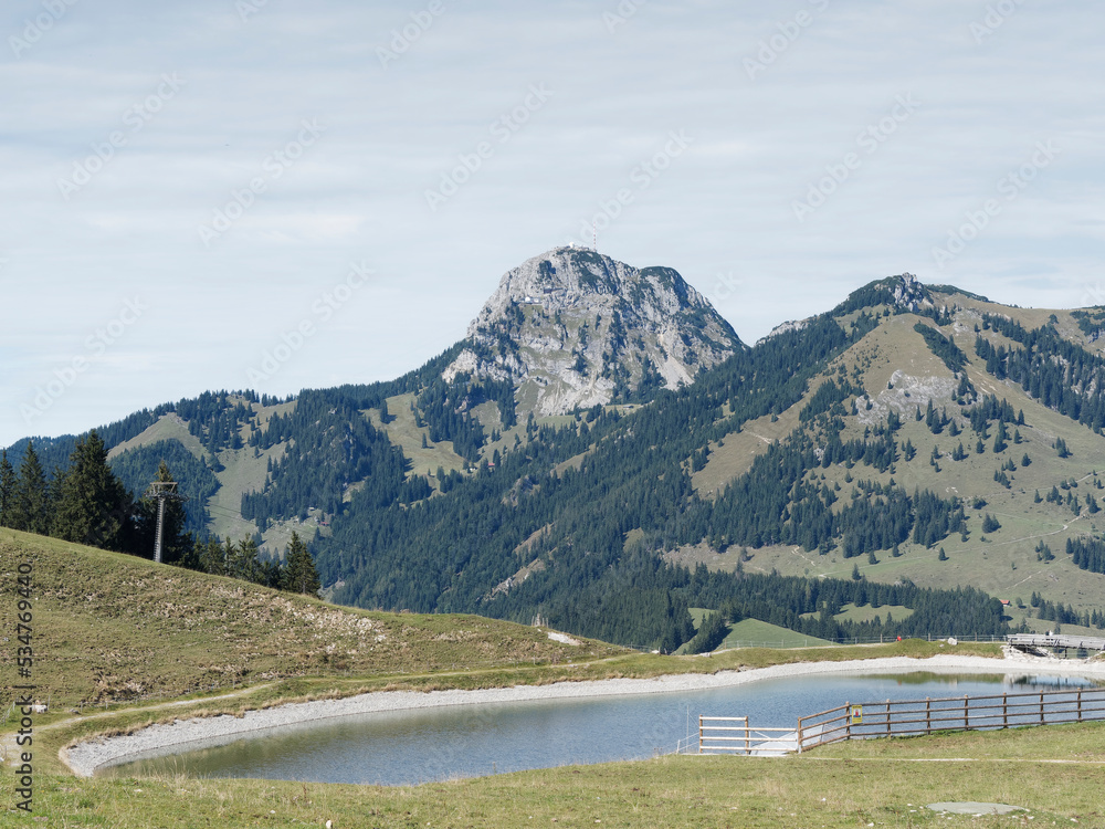 Bayerische Berglandschaft - Blick auf den Speichersee von der Speck Alm, Waller Alm und am Horizont der Gipfel des Wendelsteins