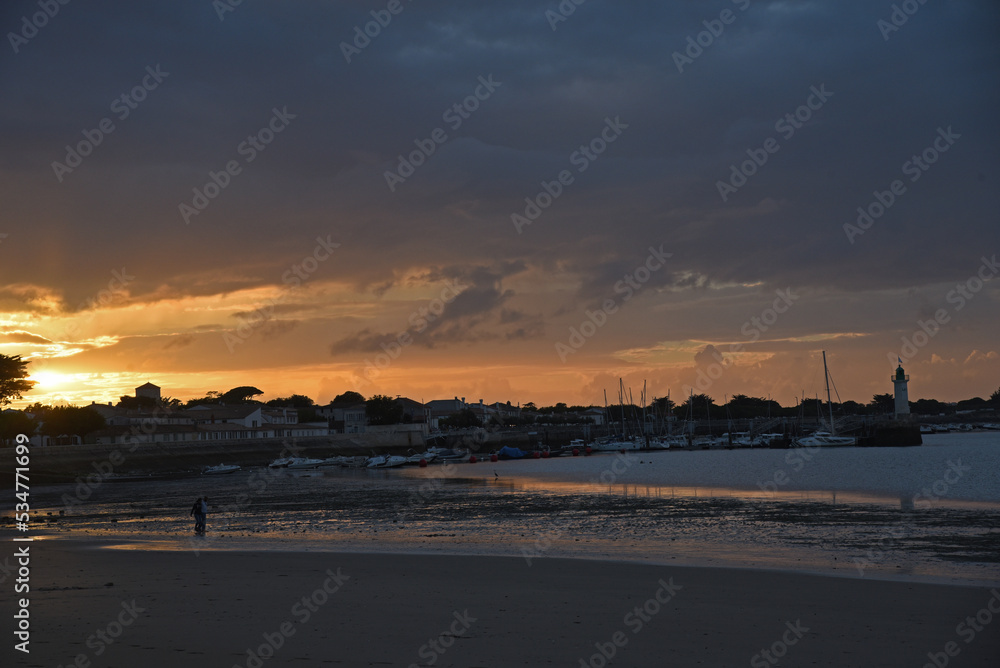 coucher de soleil sur une plage sur l'ile de Ré en France Stock Photo