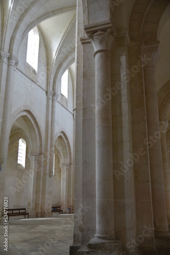 Colonnes de l abbaye de Pontigny en Bourgogne. France