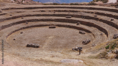 Le centre d'archéologie de Moray. Le site se présente comme un amphithéâtre et des terrases d'agricoles pour produire plusieurs produits naturels et alimentaires © Nicolas Vignot