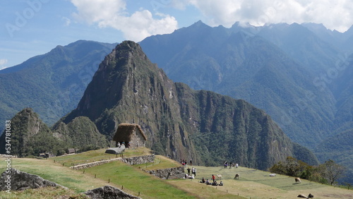 La ville de l'Inca Machu Picchu au sommet d'une montagne, avec les hautes montagnes voisines, son environnement vertigineux, ses murs de pierre bien polis, son jardin naturel et sa construction 