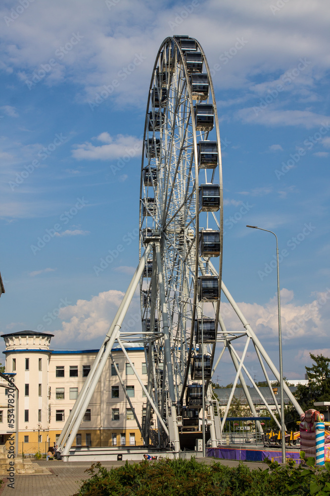 Fototapeta premium VLADIMIR, Russia - AUGUST, 18, 2022: Ferris wheel attraction in the park of the 850th anniversary of the city on a summer day