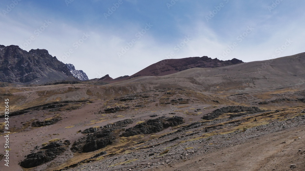 La montagne arc-en-ciel et ses montagnes colorées voisines, hautes, vertigineuses, avec du monde et quelques lamas, coin touristique et vue magnifique et naturelle du Pérou, glacier
