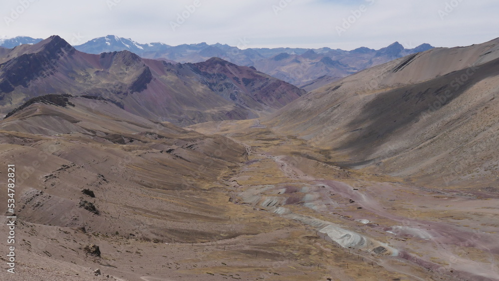 La montagne arc-en-ciel et ses montagnes colorées voisines, hautes, vertigineuses, avec des gens et quelques lamas, coin touristique et magnifique vue et naturel du Perou, glacier