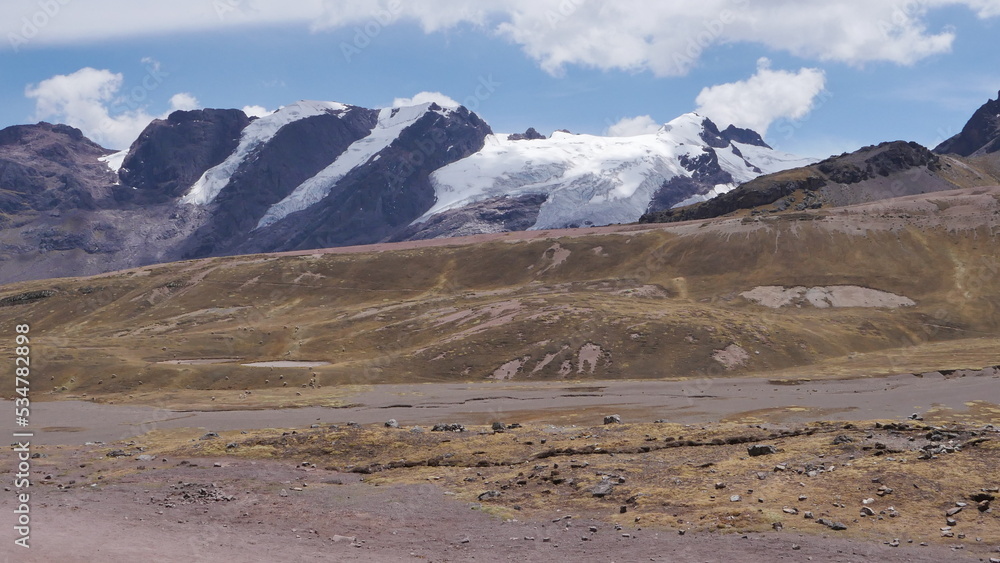
La montagne arc-en-ciel et ses montagnes colorées voisines, hautes, vertigineuses, avec du monde et quelques lamas, coin touristique et vue magnifique et naturelle du Pérou, glacier