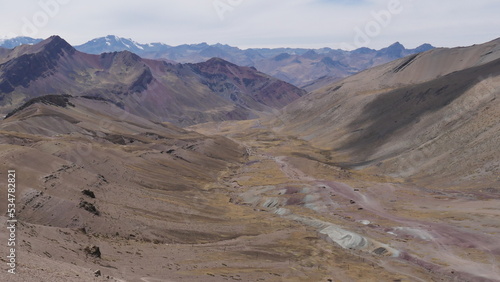 La montagne arc-en-ciel et ses montagnes colorées voisines, hautes, vertigineuses, avec des gens et quelques lamas, coin touristique et magnifique vue et naturel du Perou, glacier