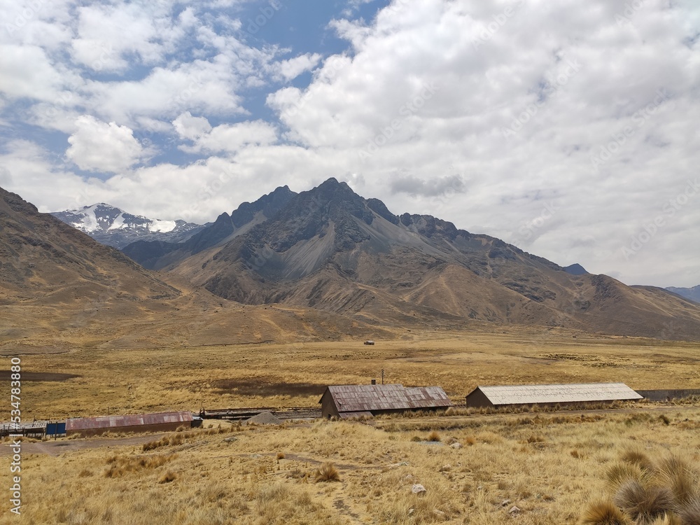 Une route peruvienne avec de hautes montagnes et des glaciers, circulation terrestre, traversée montagnard et de désert