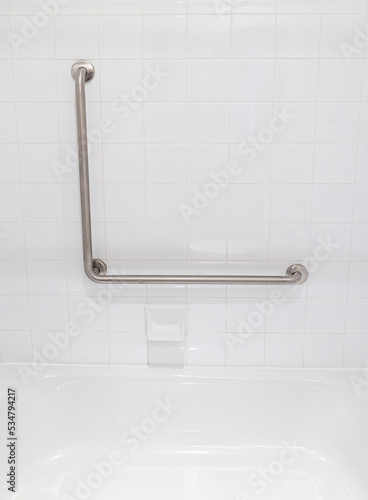 Fototapeta Barres de maintien dans un environnement de bain et douche