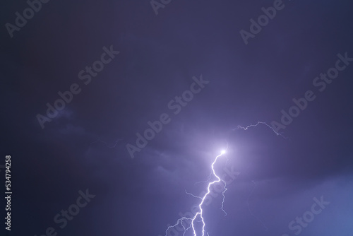 Fulmini e tuoni durante una tempesta nel cielo nuvoloso viola.