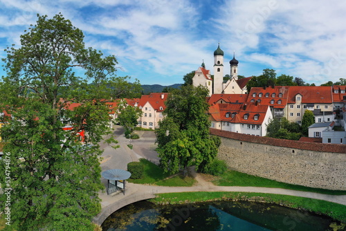 Luftbild von Isny im Allgäu mit Blick auf das Schloss und die historische Altstadt. Isny im Allgäu, Ravensburg, Tübingen, Baden-Württemberg, Deutschland.