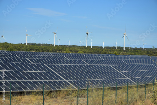Parc d'énergies renouvelables : panneaux photovoltaïques et éoliennes.