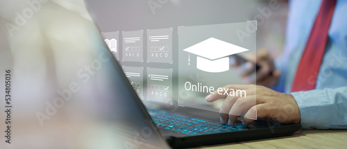 Foto student passing online exam concept, online exam, choose correct answer in test knowledge