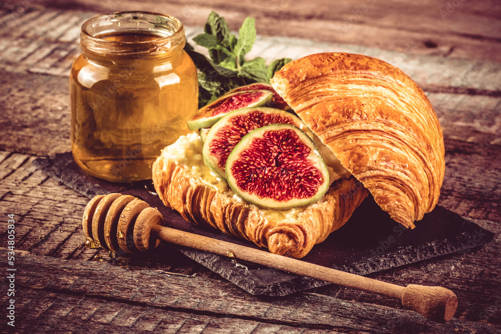Croissant with figs, ricotta and honey
