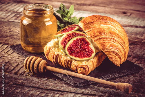 Obraz na płótnie Croissant with figs, ricotta and honey w salonie