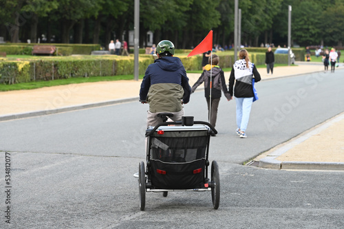 pere enfant parent velo loisir parc remorque