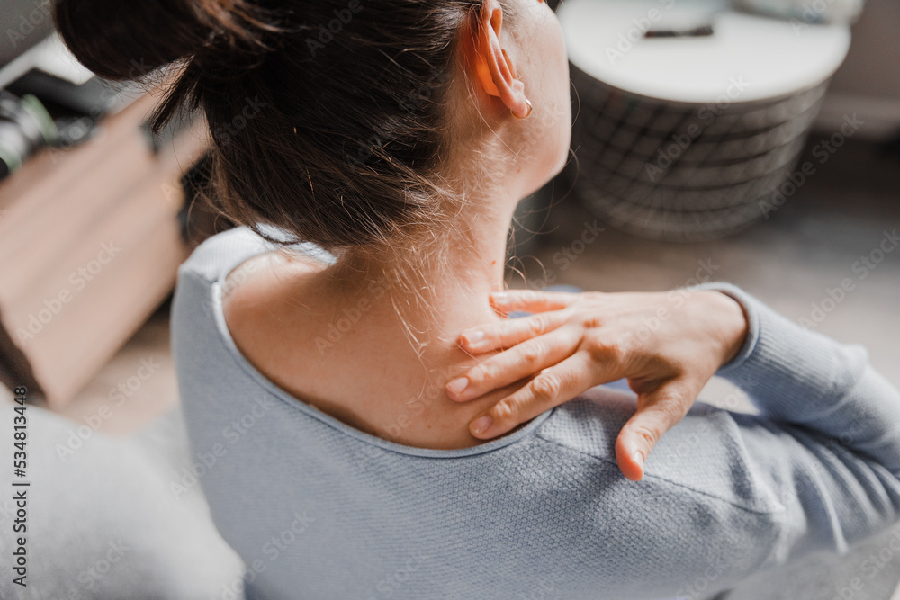 Φωτογραφία Woman massaging her stiff neck