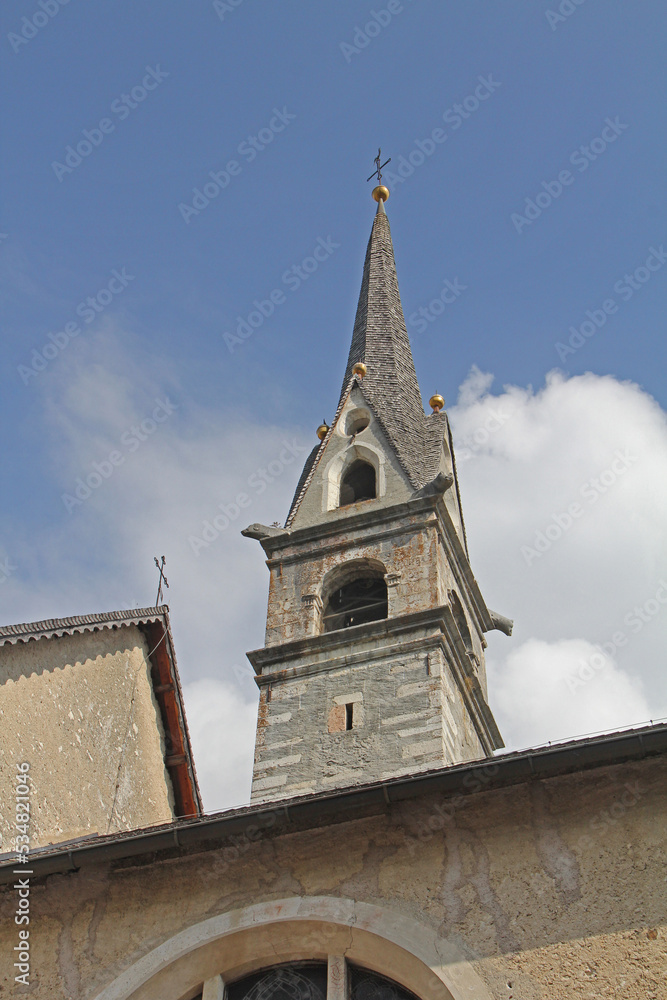 il campanile gotico della Chiesa Parrocchiale dell'Assunta a Pieve Tesino (Trentino)