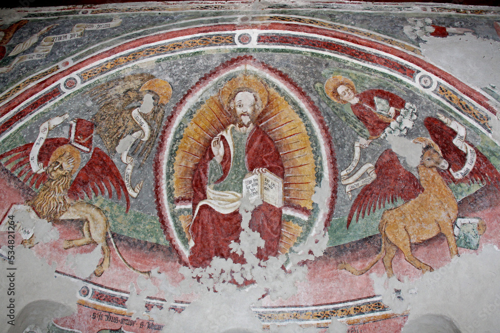 Cristo Pantocratore e simboli degli Evangelisti. Affresco absidale nella chiesetta dei Santi Ippolito e Cassiano a Castel Tesino (Trentino) Cristo Pantocratore e simboli degli Evangelisti. Affresco absidale nella chiesetta dei Santi Ippolito e Cassiano a Castel Tesino (Trentino)