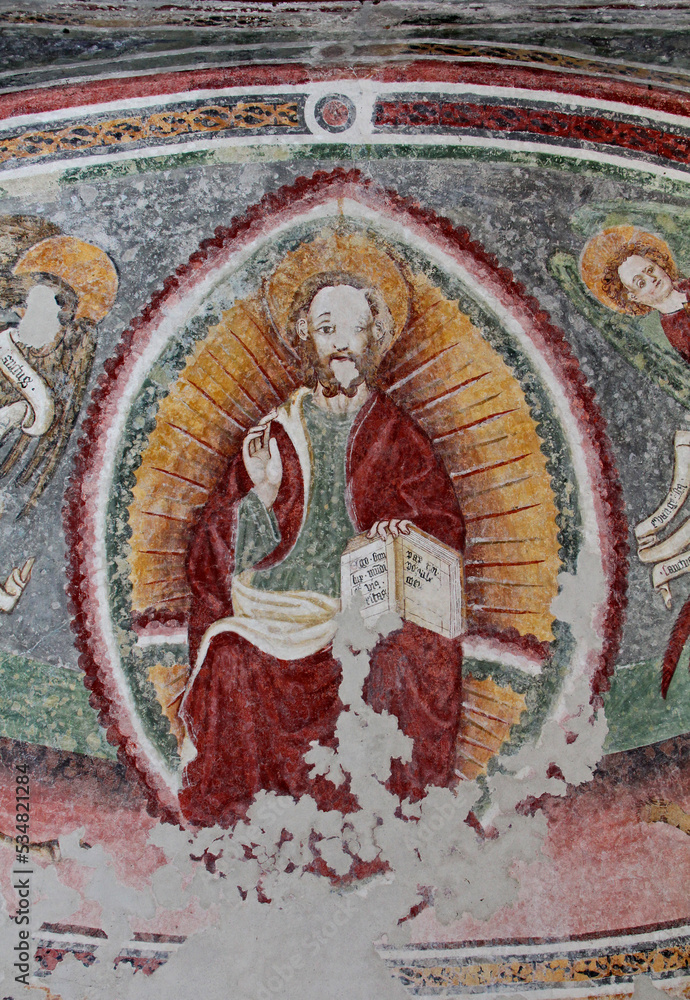 Cristo Pantocratore. Affresco absidale nella chiesetta dei Santi Ippolito e Cassiano a Castel Tesino (Trentino) Cristo Pantocratore. Affresco absidale nella chiesetta dei Santi Ippolito e Cassiano a Castel Tesino (Trentino)