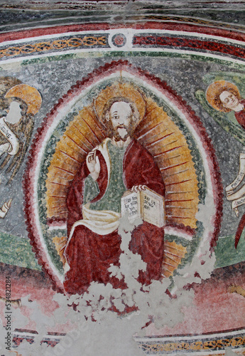 Cristo Pantocratore. Affresco absidale nella chiesetta dei Santi Ippolito e Cassiano a Castel Tesino (Trentino)
