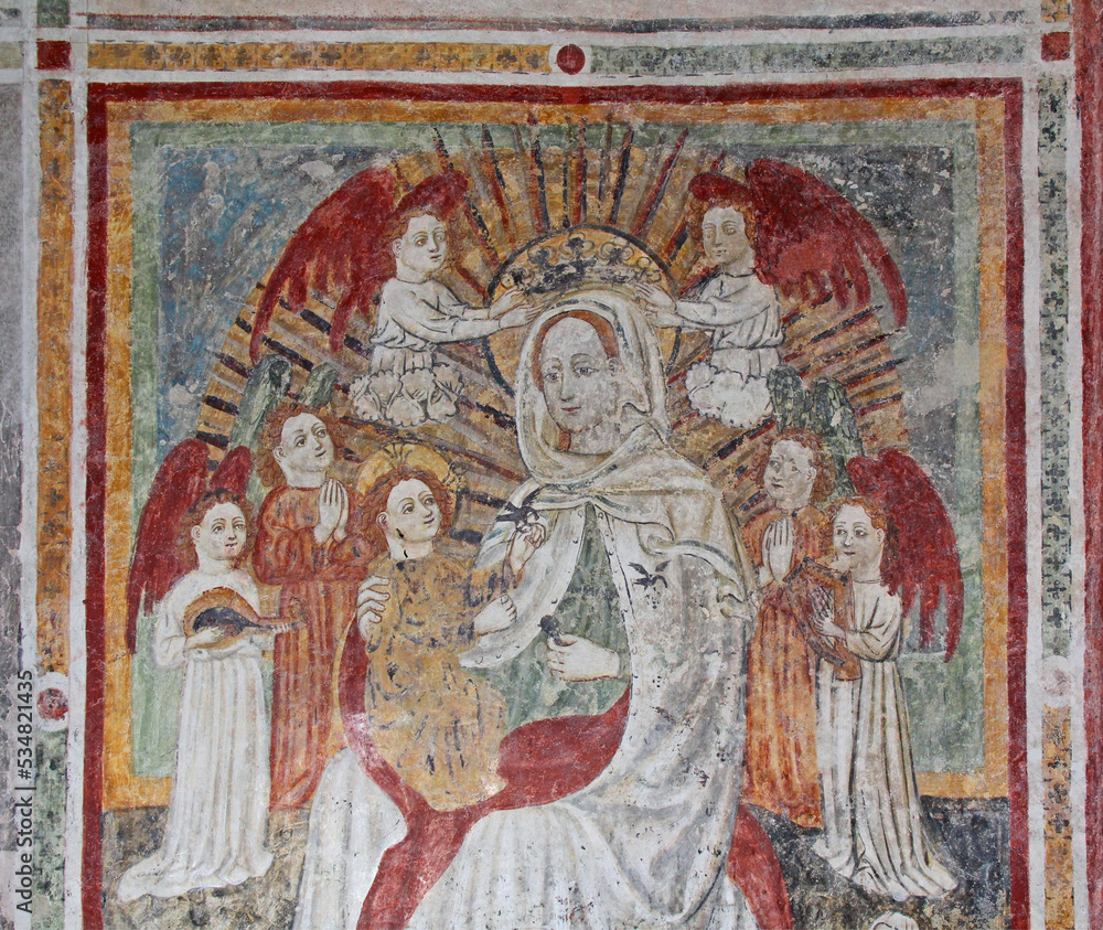 Maria incoronata dagli Angeli. Affresco nella chiesetta dei Santi Ippolito e Cassiano a Castel Tesino (Trentino)