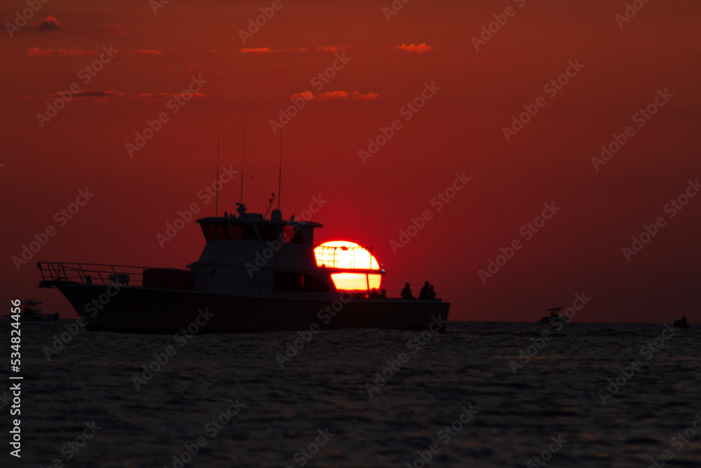 Obraz premium boat at sunset