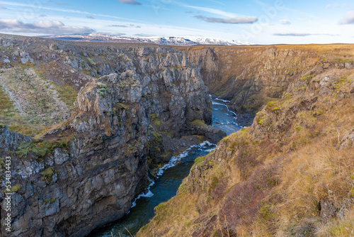 der unglaubliche Kolugljúfur Canyon auf Island mit seinen tiefen Schluchten