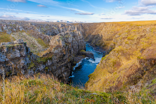 der unglaubliche Kolugljúfur Canyon auf Island mit seinen tiefen Schluchten photo