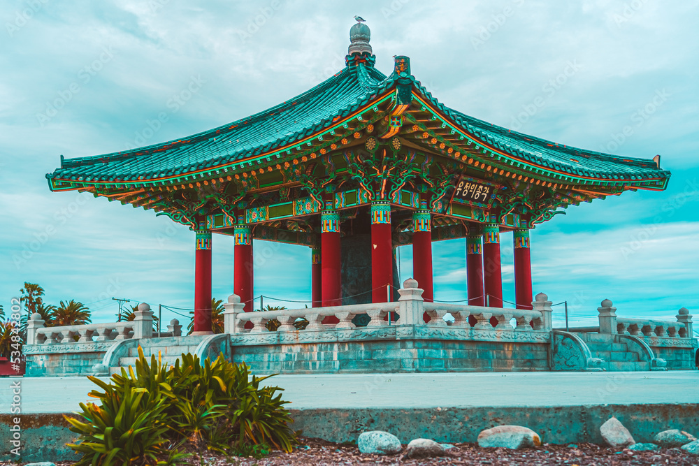 Obraz premium Panoramic view of a traditional Korean design temple, gazebo, structure in the park