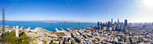 Foto Aerial: scenic San Francisco Bay Area neighborhoods. Drone view