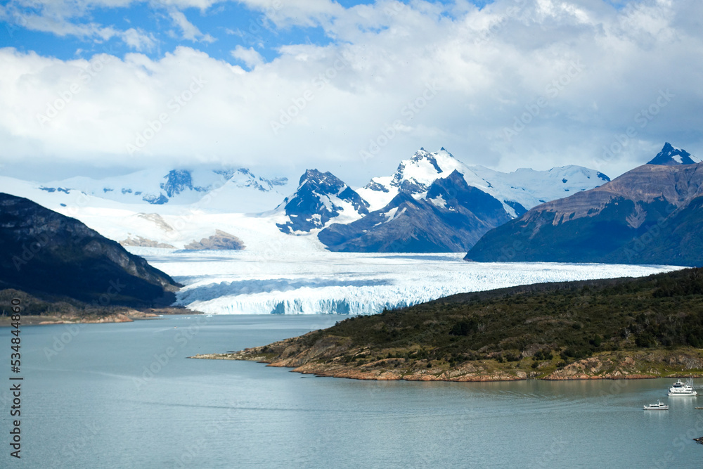 Los Glaciares National Park, a UNESCO World Heritage Site in Argentina. You can observe the movement of glaciers. Due to global warming, glaciers are collapsing one after another
