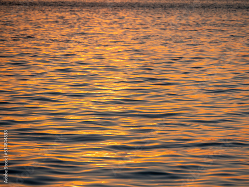 Meeres Oberfläche bei Sonnenuntergang