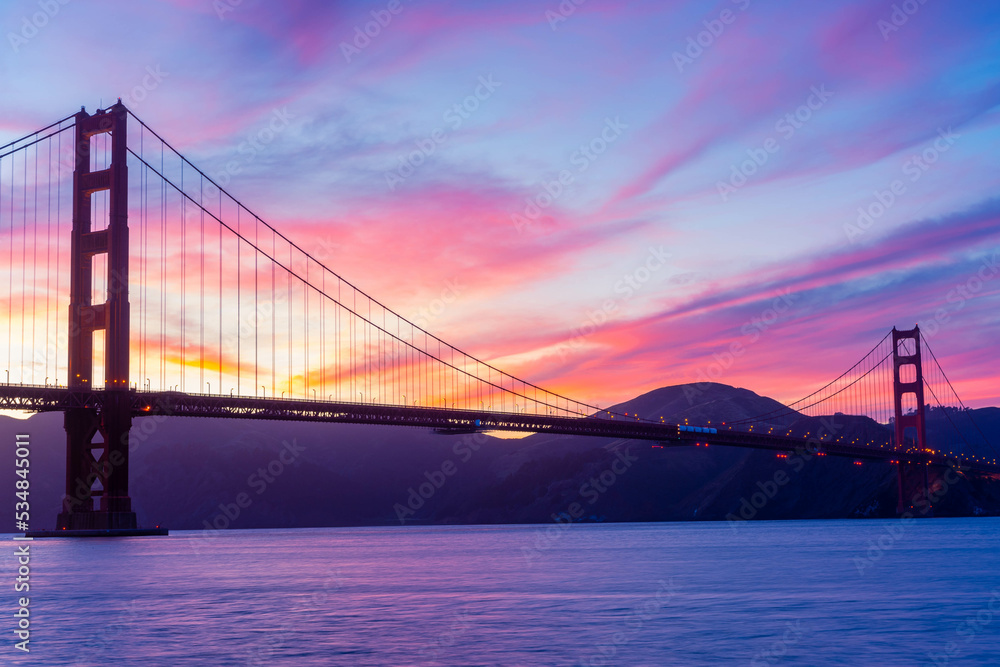 Fototapeta premium Panorama sunset over the Golden Gate Bridge