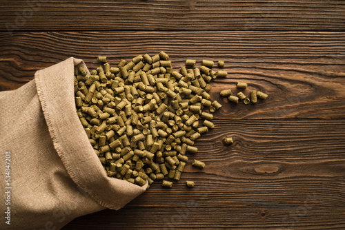 Obraz na płótnie Pellets of brewing hop on a wooden background