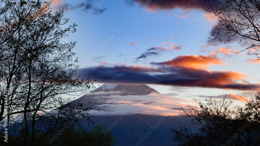 日本の風景、夕焼けのきれいな富士山　日本の世界遺産　風景背景