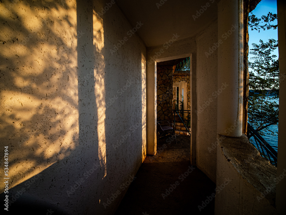 Licht und Schatten an einer Wand
