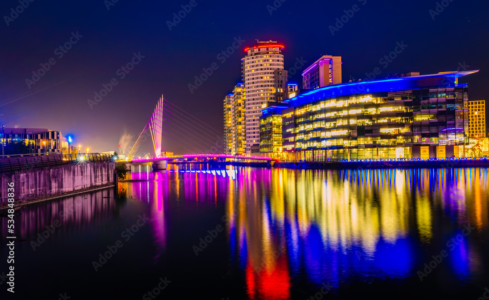 Obraz premium Illuminated Bridge at Sunset at Salford Quays in Manchester UK