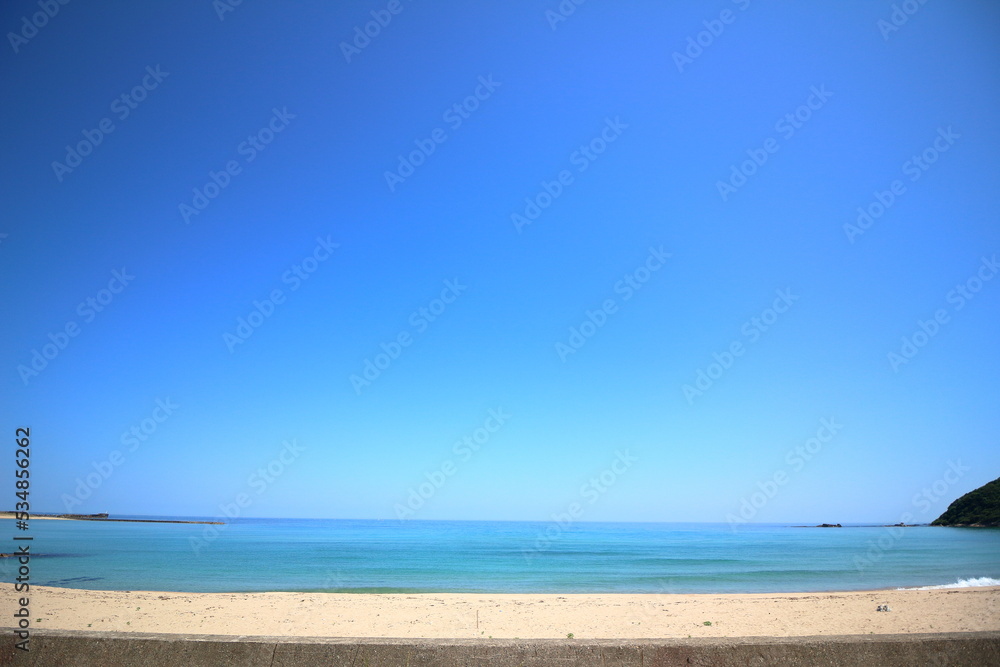 青い空と青い海と白いビーチ