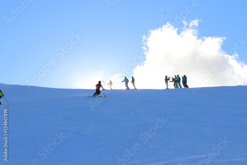 スキーヤー青空バック　太陽とのシルエット © Orange Bowl