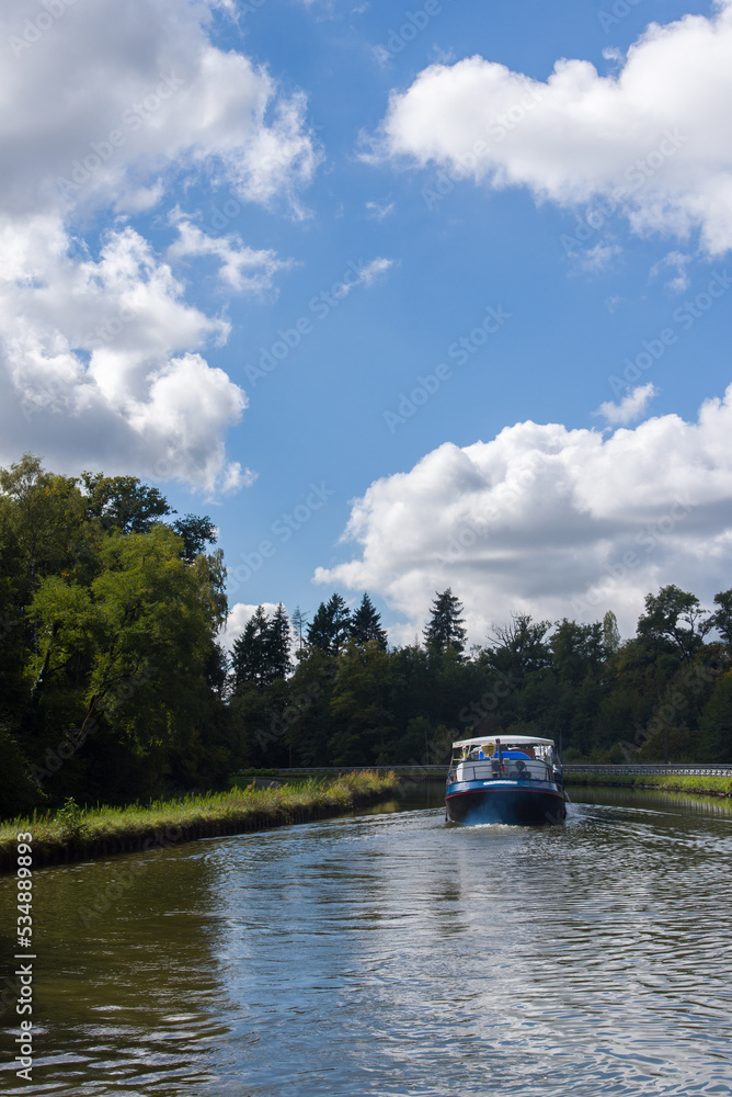 Une péniche de loisir sur un canal. Voyager en péniche. Le tourisme fluvial en France. Le canal de Bourgogne.