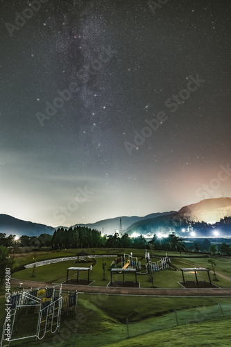公園の遊具と秋銀河とアンドロメダ銀河