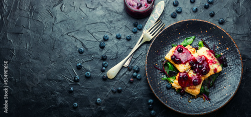 Fotografi Baked pangasius fish with blueberries