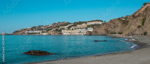 Vista de la playa de Cotobro en la villa de Almuñecar al sur de España